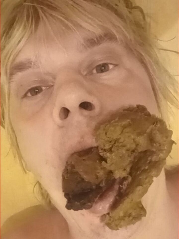 Armands Lusis as toilet slave