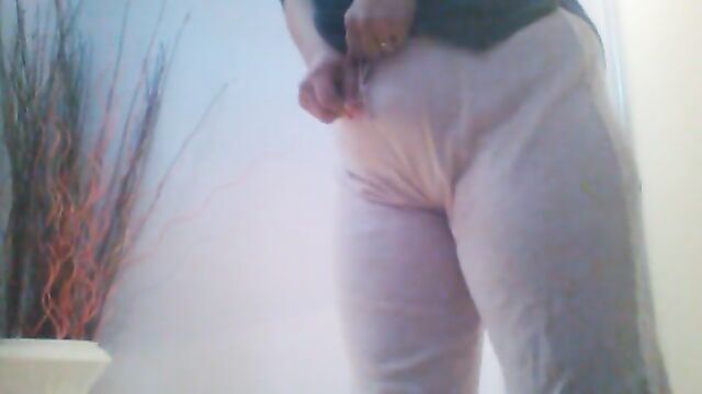 Friend wets her white pants