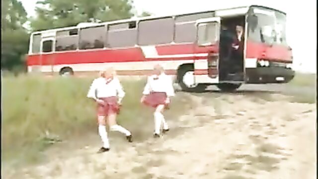Bus driver pulls over so schoolgirls can piss