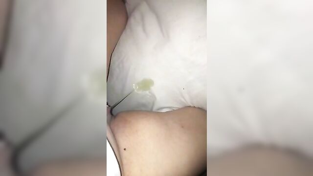 Pillow piss - Pornhubcom
