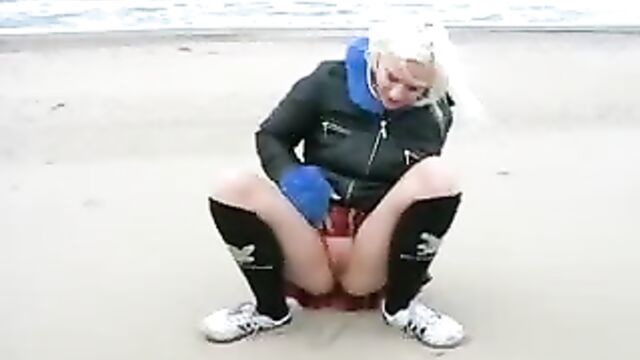 Exhibe et masturbation à la plage - PornDoe_1
