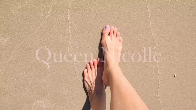 Queen's feet on the beach