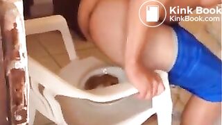 Hot guy shitting and pissing on plate