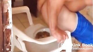 Hot guy shitting and pissing on plate