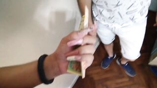 Le paga a la travesti para que le rompa el culo Sexo por dinero