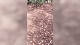 Voy al bosque por leña y me quedo atorada en el auto y un leñador que pasaba por ahí me ayuda así