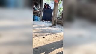 Voy de visita al pueblo de mi abuelo y me follo a la chica que vende cocos, tiene un culo bien rico