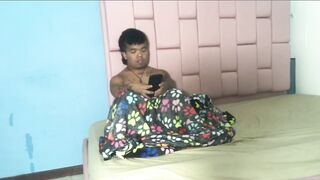 le hago una rica chupada de pene a mi hermanastro mientras el disfruta viendo porno de su celular