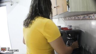 Me follo al mejor amigo de mi hijo para experimentar cosas nuevas - Porno en Español