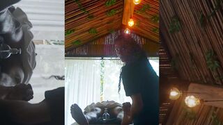 Rebeka hace un masaje con final feliz