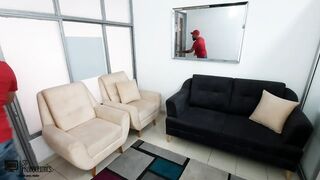 Me follo a la amiga de mi madrastra mientras le hace la visita - Porno en Español