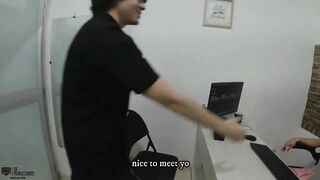 La cachonda de mi jefa me hace desnudar para poderme follar y asi darme mi trabajo - En español
