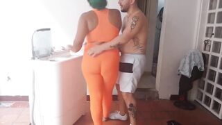 2 parte, llamo al técnico de lavadoras para que la arregle y termino seduciéndolo para que me folle