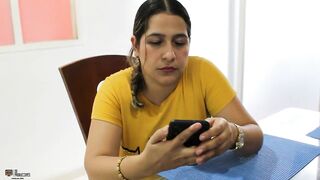 Mi amiga la cachonda le follo bien rico el coño a cambio de un favor-Porno en español