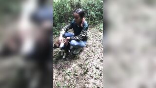le doy una mamada a mi novio en el bosque