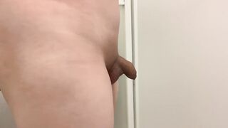 【無修正】色白の包茎男子がおしっこを限界まで我慢するも、耐えられず勢いよく放尿 日本人