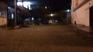 convencí a chica cachonda de chuparme la polla y follar conmigo de noche en la calle