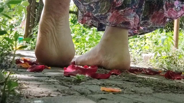 POV: dancing in the garden in front of my whore. Look at my dirty feet - Footfetish