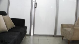 Brunette chupa una gran polla al mejor amigo de su hermanastro CUM-CARA - Porno en Español