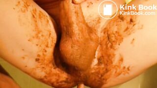 Je m'encule, je fais caca, j'étale ma crotte et j'éjacule