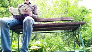 Horny PAWG pissing in a public park bottom view