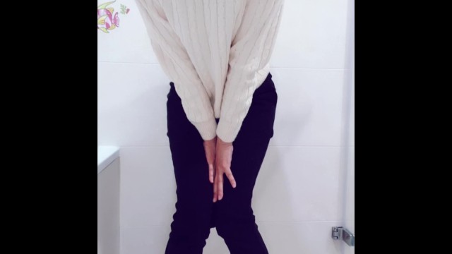 Pee desperation Girl pee on her black pants and cuming. 髒女孩弄濕了她的褲子