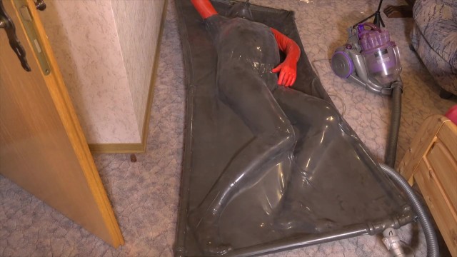 First Try of vacbed with hands with Demask Latex Torpedotit suit