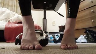 JERK OFF TO MY SEXY FEET AND SANDALS WHILE I WATCH PORN
