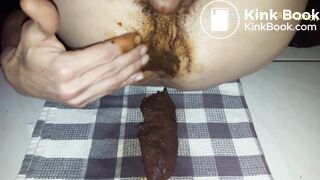 Caca, pipi, jeux et masturbation scato, étalage, éjaculation dans la merde