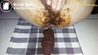 Caca, pipi, jeux et masturbation scato, étalage, éjaculation dans la merde