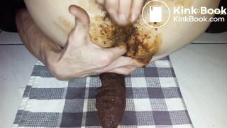 Caca, pipi, jeux et masturbation scato, étalage, éjaculation dans la merde