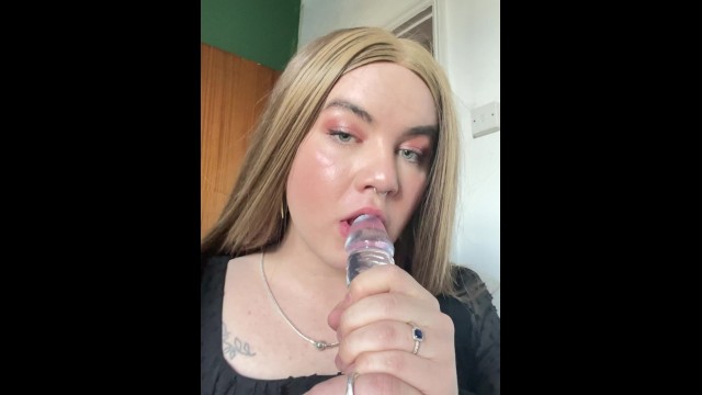 Transgender woman sucks dildo! Link below ⬇️