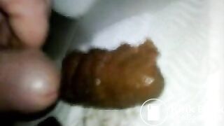 Je fais de gros cacas durs, ça m'excite, je jouis