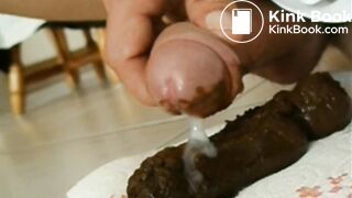 Verge tendue éjaculant dans un beau caca tout chaud