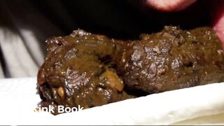 Je fais caca dans ma main, je déguste ma crotte et je jouis dessus