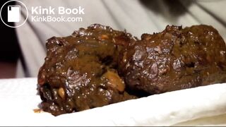 Je fais caca dans ma main, je déguste ma crotte et je jouis dessus