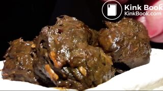 Je fais caca dans ma main, je déguste ma crotte et je jouis dessus