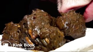 Je fais caca dans ma main, je déguste ma crotte et je jouis dessus