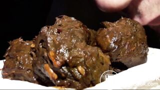 Je fais caca dans ma main, je déguste ma crotte et je jouis dessus