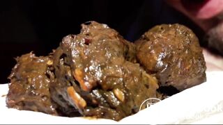 Je fais caca dans ma main, je déguste ma crotte et je jouis dessus