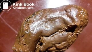 Je fais un bon gros caca que je remplis 2x de sperme