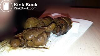 Je pousse un beau gros caca et je m'excite dessus, dégustation, sperme sur la crotte