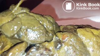 Je pousse un beau gros caca et je m'excite dessus, dégustation, sperme sur la crotte