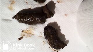 Je fais caca à quatre pattes et je me fais plaisir en regardant des clips scatos