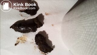 Je fais caca à quatre pattes et je me fais plaisir en regardant des clips scatos