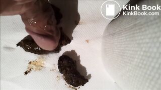 Je fais caca à quatre pattes et je me fais plaisir en regardant des clips scatos