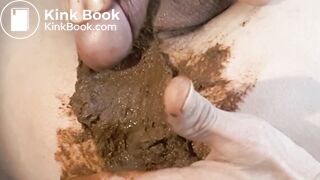 Je m'encule dans mon caca, je défèque dans ma main, je frotte mon sexe et j'éjacule