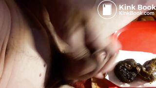 Je fais un gros caca, je joue avec, je pète fort et j'éjacule dessus