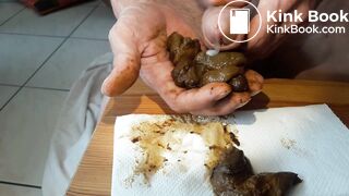 Un bon gros caca couvert de sperme, de pisse et puis encore de sperme...