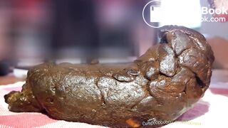 Un énorme caca dodu que j'expulse hors de mon cul, je déguste, j'éjacule 2x dessus